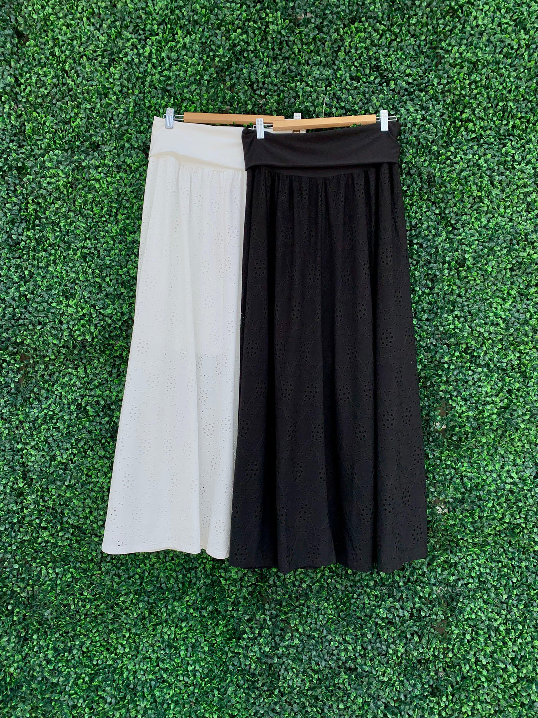 Black and white color options at women's boutique Tres Chic