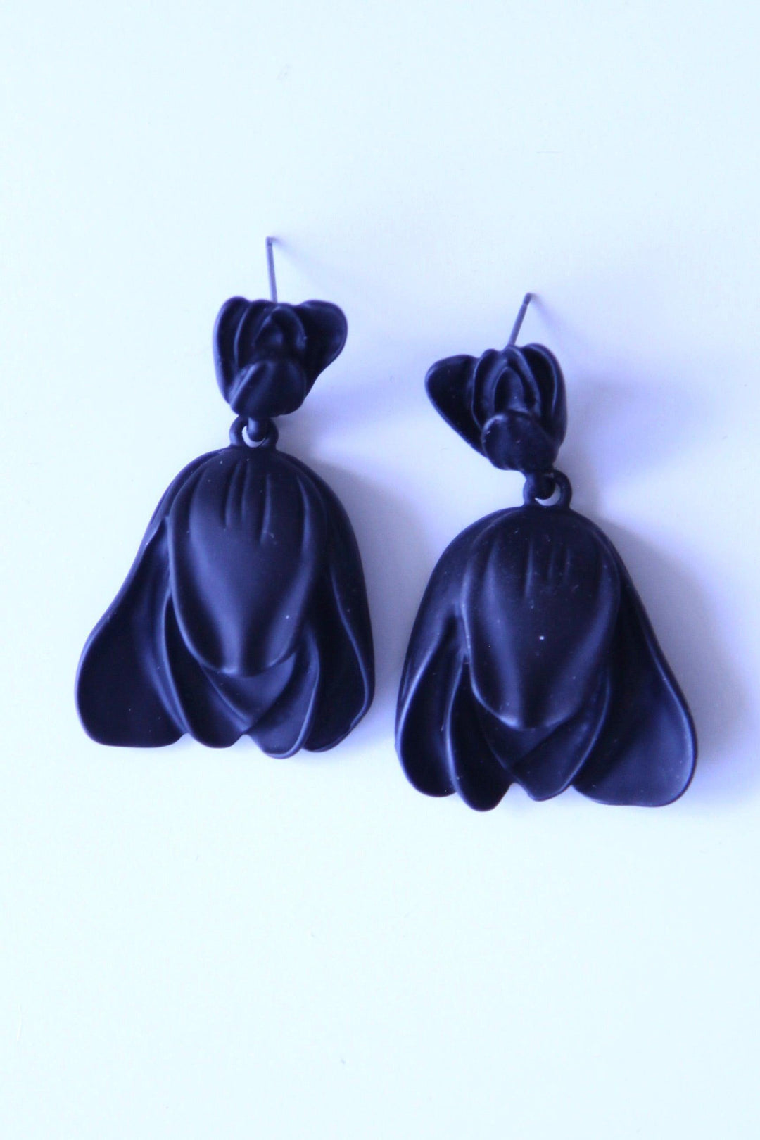 Black dangle earrings in the shape of flower from Tres Chic Texas store