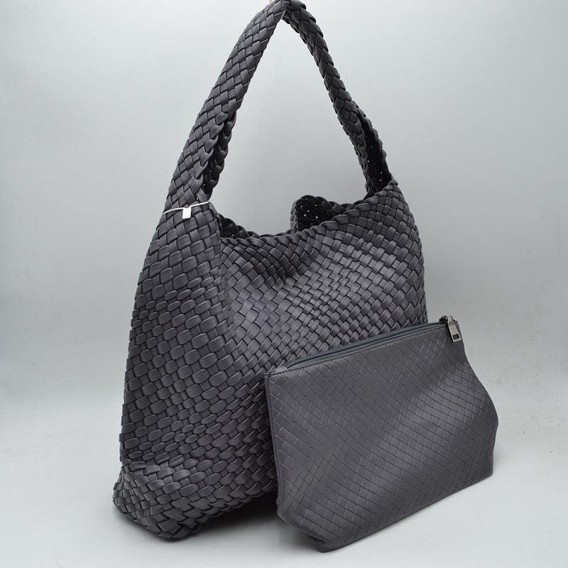 tres chic women's online boutique with woven tote bag
