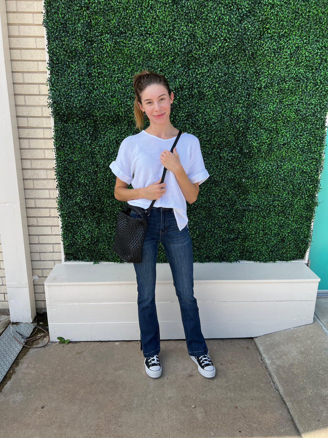 White linen top for white linen nights in the hights on instagram worn with split hem jeans and woven hobo tote fron tres chic housotn texas boutique
